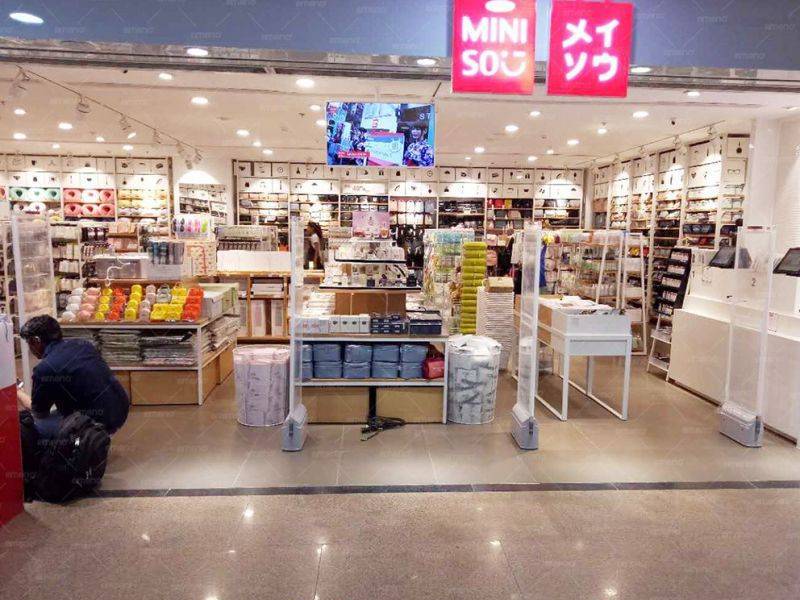 MINISO பூட்டிக் CuboM AM7806 பாதுகாப்பு கதவை நிறுவுகிறது